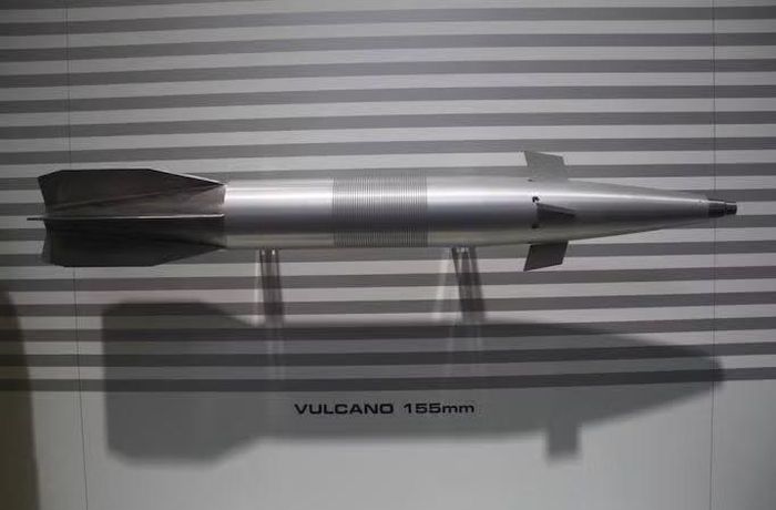 Mặc dù vậy một nguồn tin đối thoại với tổ chức "Viện trợ Đức cho Ukraine" đánh giá rằng trong điều kiện thuận lợi, lô hàng đầu tiên gồm vài trăm quả đạn pháo dẫn đường tiên tiến có thể được giao ngay cuối năm 2026.