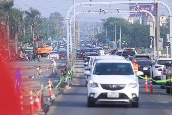 Mật độ phương tiện cao, xếp hàng di chuyển chậm nhưng không xảy ra tình trạng ùn tắc nghiêm trọng trong khung giờ cao điểm