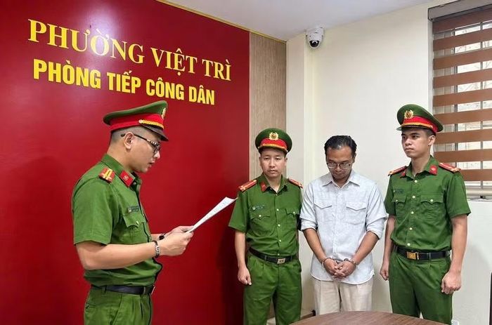 Cơ quan CSĐT thi hành Quyết định khởi tố bị can đối với đối tượng Lê Anh Tuấn, SN 1993, HKTT: phường Hoa Lư, tỉnh Ninh Bình - Phó Tổng Giám đốc Công ty cổ phần xây dựng Hợp Kim 889.