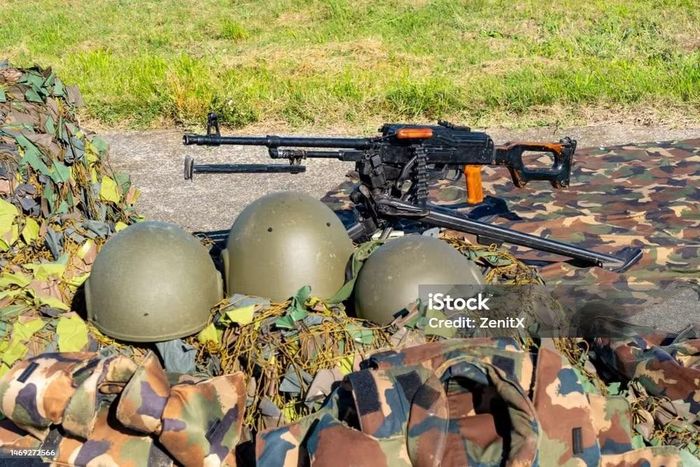 Họ đã lấy thiết kế đã được chứng minh của súng trường tấn công AK-47 như vận hành bằng trích khí và khóa nòng xoay làm cơ sở, nhưng tiến hành điều chỉnh để sử dụng dây đạn và có tốc độ bắn nhanh hơn.
