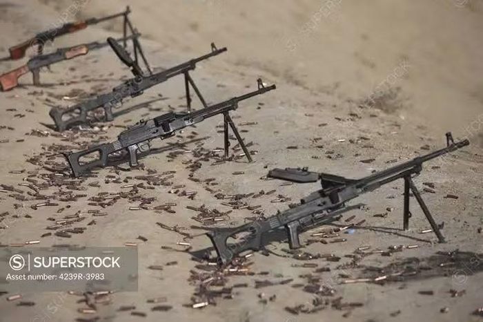 Một trong những yếu tố quyết định là khả năng tương thích khi PK sử dụng dây đạn kim loại tiêu chuẩn từ các loại súng máy hiện có, ví dụ như Maxim, trong khi các nhà chế tạo súng ở Tula lại yêu cầu dây đạn riêng biệt, điều này làm phức tạp và tăng chi phí sản xuất.