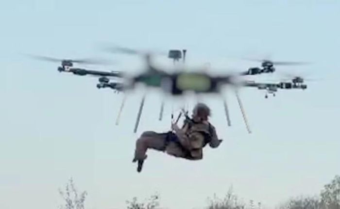 Theo nhà sản xuất, UAV đã đưa người bị thương đến vị trí an toàn hơn, nơi đồng đội chờ sẵn để chuyển anh tới bệnh viện.