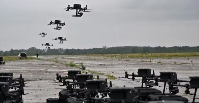 Ukraine trước đó đã sử dụng rộng rãi robot mặt đất để vận chuyển vật tư và đưa thương binh khỏi chiến trường. Theo số liệu được công bố, từ tháng 1 đến tháng 8/2026, các hệ thống robot mặt đất của nước này thực hiện khoảng 112.000 nhiệm vụ hậu cần và sơ tán.