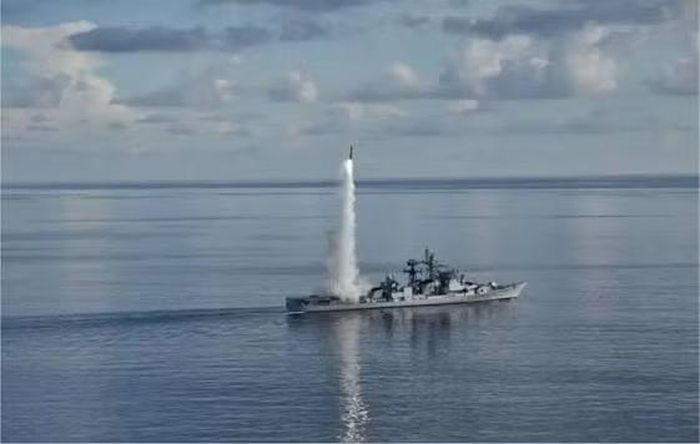 Hai chiếc sau đã có hệ thống phóng thẳng đứng BrahMos gồm 8 ống phóng ở đuôi tàu, nhưng vẫn giữ lại 4 bệ phóng nghiêng của tên lửa chống hạm P-15 Termit lỗi thời ở mũi.