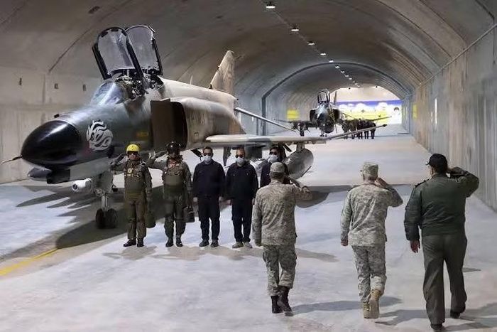 Ngoài các tiêm kích F-4 Phantom, các máy bay không người lái tấn công cảm tử mới nhất của nước này cũng xuất hiện trong phần nền của các đoạn video.