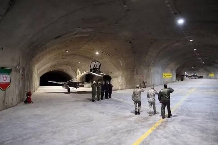 Hai đường lăn chạy xuyên qua một mỏm núi nhỏ và kết nối đường băng với 4 lối vào khu phức hợp đường hầm chính, nơi cất giữ máy bay và vũ khí.