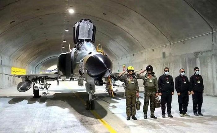 Vào thời điểm đó, Iran có khoảng 60 máy bay chiến đấu F-4 đang hoạt động. Tuy nhiên hiện chưa rõ còn bao nhiêu tiêm kích, và bao nhiêu chiếc còn vận hành được.