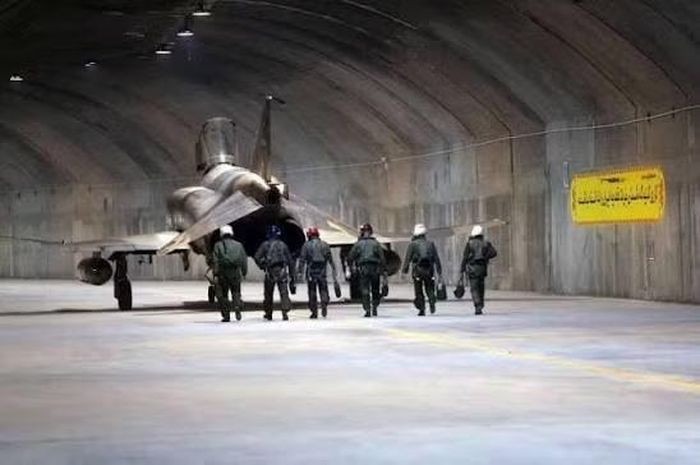 Truyền thông nhà nước Iran lần đầu tiên công bố cơ sở này vào tháng 2/2023, khi các quan chức cấp cao đến thăm. Vào thời điểm đó, địa điểm này được mô tả là căn cứ không quân ngầm mới nhất của đất nước.