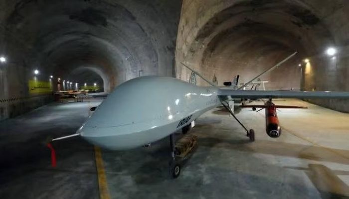 Việc xây dựng một hệ thống đường hầm ngầm quy mô lớn đã bắt đầu vào năm 2013. Khoảng 8 năm sau, việc xây dựng đường băng chính dài 4,3 km bắt đầu, đường băng này nằm ở phía Bắc của căn cứ, dưới đáy một thung lũng gần dãy núi.
