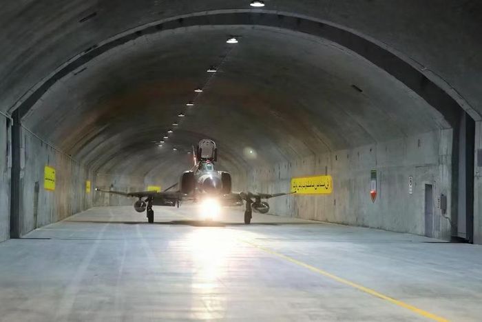 Hình ảnh được công bố vào thời điểm đó cho thấy các máy bay chiến đấu F-4D/E Phantom II đóng quân tại căn cứ này, kèm theo nhiều chủng loại máy bay không người lái khác.