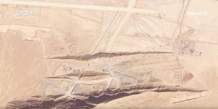 Điều này được chứng minh bằng hình ảnh vệ tinh từ Planet Labs, được trang The War Zone (TWZ) công bố. Công tác trùng tu vẫn tiếp tục bất chấp việc cơ sở này đã hứng chịu ít nhất 3 đợt không kích trong năm nay.