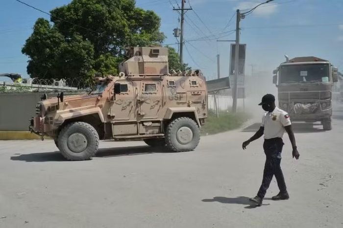 Các xe thuộc Lực lượng trấn áp băng đảng (GSF) tuần tra gần sân bay ở Port-au-Prince, Haiti. Ảnh: AP