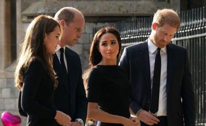 Mối quan hệ giữa Harry và Hoàng gia Anh trở nên căng thẳng sau khi ông cùng vợ, Meghan Markle, tuyên bố hồi tháng 1/2020 rằng họ sẽ rút khỏi vai trò thành viên hoàng gia cấp cao và chuyển sang Mỹ sinh sống.