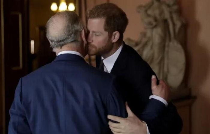 Trong cuộc phỏng vấn với tạp chí GQ, Harry nói một trong những lý do khiến ông mong muốn trở về Anh là được sống gần gia đình hơn.