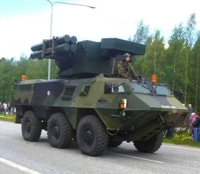 Hệ thống tên lửa phòng không Crotale cơ bản kết hợp hệ thống phát hiện radar, thiết bị theo dõi quang điện tử và bệ phóng gắn 8 tên lửa đánh chặn trên một module chiến đấu duy nhất.