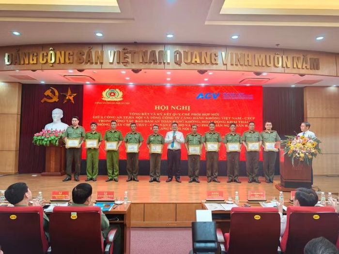 Khen thưởng các tập thể, cá nhân có thành tích xuất sắc