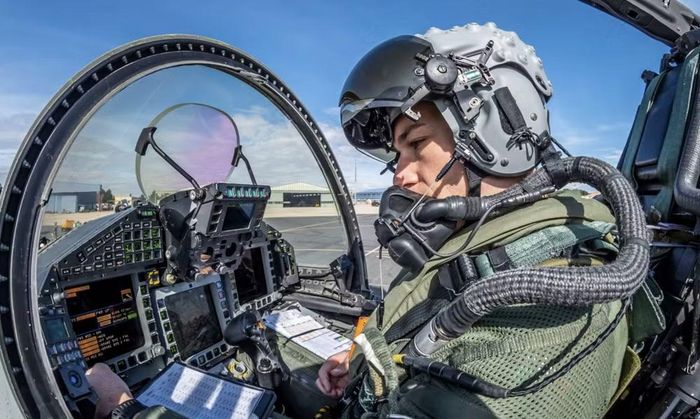 Máy bay có thể sử dụng rocket dẫn đường bằng laser APKWS để đánh chặn một số mục tiêu trên không với chi phí thấp hơn so với sử dụng tên lửa Land Ceptor của tổ hợp Sky Sabre, tùy loại mục tiêu và điều kiện tác chiến.