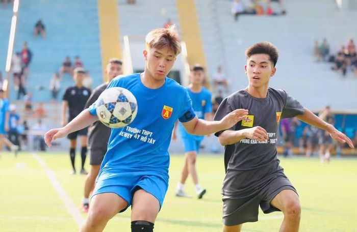 Các cầu thủ THPT Dewey Tây Hồ Tây thể hiện tinh thần cống hiến, không bỏ cuộc trong trận ra quân gặp cựu vô địch THPT Phùng Khắc Khoan - Thạch Thất
