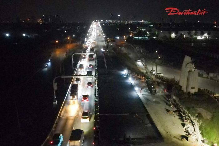 Các đơn vị vừa thi công trạm cân tự động, vừa phối hợp điều tiết, bảo đảm phương tiện lưu thông qua khu vực đầu cầu Thăng Long.