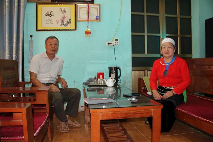 Ông Chu Văn Khoán, thôn An Phú, xã Mỹ Đức (thành phố Hà Nội) trao đổi kinh nghiệm hòa giải cùng Tổ trưởng tổ người có uy tín xã Mỹ Đức. Ảnh: Biên Phạm.