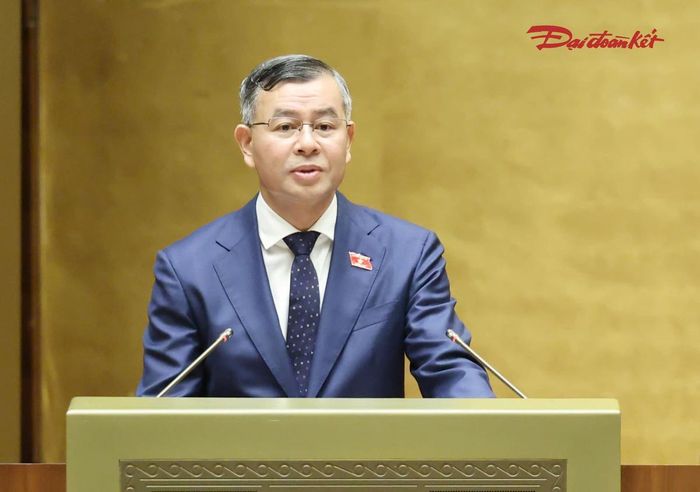 Bộ trưởng Tài chính Ngô Văn Tuấn trình bày tờ trình. Ảnh: Quang Vinh
