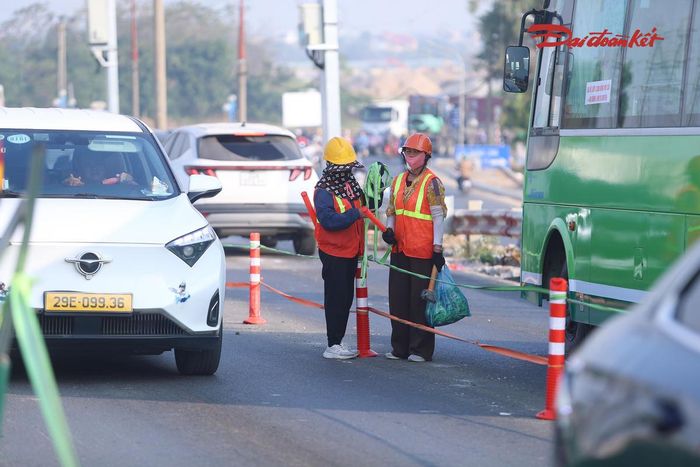 Giữa dòng xe đông đúc, những người làm nhiệm vụ phân luồng liên tục quan sát tình hình, nhắc nhở các phương tiện, di chuyển theo hướng dẫn để hạn chế xung đột giao thông tại khu vực thi công.
