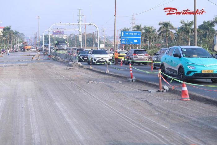 Trong thời gian chờ công trình hoàn thành, người dân được khuyến cáo chấp hành hướng dẫn của lực lượng phân luồng, chủ động điều chỉnh thời gian di chuyển để hành trình qua cầu Thăng Long thuận lợi hơn.