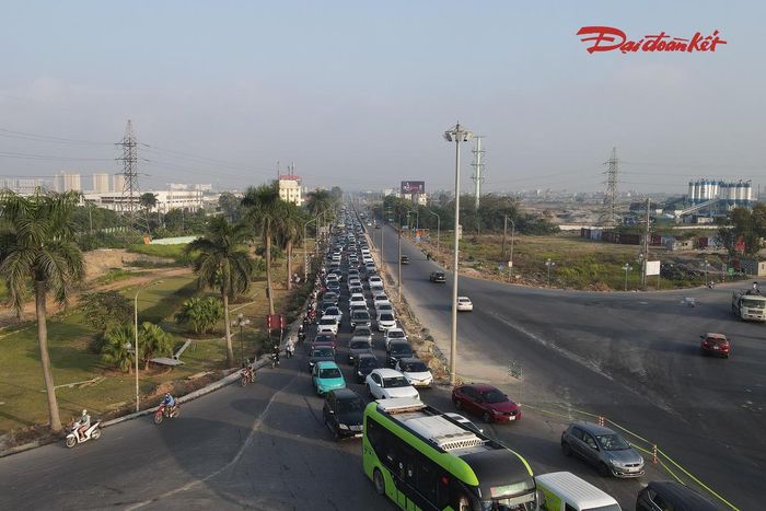 Dù việc đi lại còn gặp khó khăn vào giờ cao điểm, giao thông qua khu vực cơ bản duy trì trật tự.