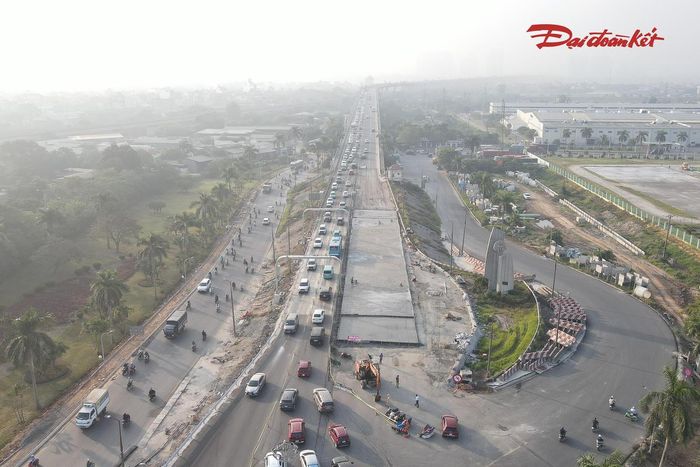 Theo ghi nhận của PV Báo Đại đoàn kết sáng 23/10, tại khu vực thi công trạm cân tự động ở đầu cầu phía Bắc cầu Thăng Long, các phương tiện lưu thông chậm, có thời điểm xảy ra ùn ứ. Dòng xe nối nhau qua khu vực thi công, trong khi công nhân và lực lượng chức năng thường xuyên túc trực, hướng dẫn các phương tiện di chuyển theo hướng phù hợp.