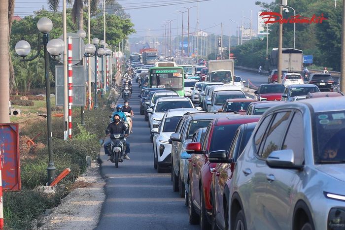 Ông Đặng Đình Bảo, Giám đốc Ban Duy tu các công trình hạ tầng giao thông Hà Nội, cho biết sau khi tiếp nhận thông tin phản ánh của các cơ quan báo chí về tình hình ùn tắc tại đầu cầu phía Bắc cầu Thăng Long, đơn vị đã tiếp tục tăng cường phối hợp với các lực lượng chức năng, bố trí nhân sự phân luồng, hướng dẫn người dân đi lại.