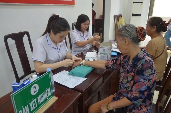 Người dân khám sức khoẻ định kỳ. Ảnh: Đ.T.