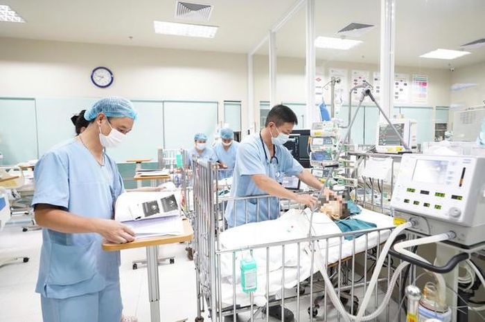 Bác sĩ Bệnh viện Nhi Trung ương thăm khám cho trẻ sau ca ghép gan. Ảnh: BVCC.