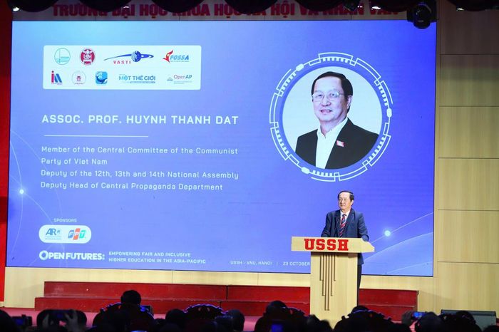 Ông Huỳnh Thành Đạt – Phó Trưởng Ban Tuyên giáo Trung ương phát biểu tại hội thảo
