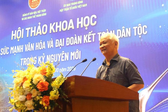 GS.TS Lê Hồng Lý - Chủ tịch Hội Văn nghệ dân gian Việt Nam phát biểu tại Hội thảo.