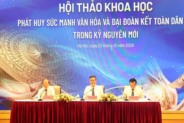 Các vị chủ trì Hội thảo.