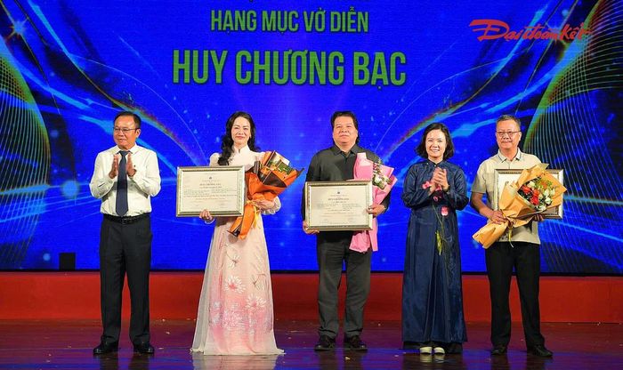 Ban tổ chức trao 3 Huy chương Bạc cho các tác phẩm. 