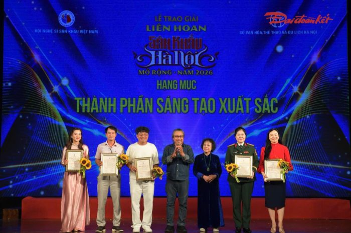 Ban tổ chức trao chứng nhận cho hạng mục thành phần sáng tạo xuất sắc. 