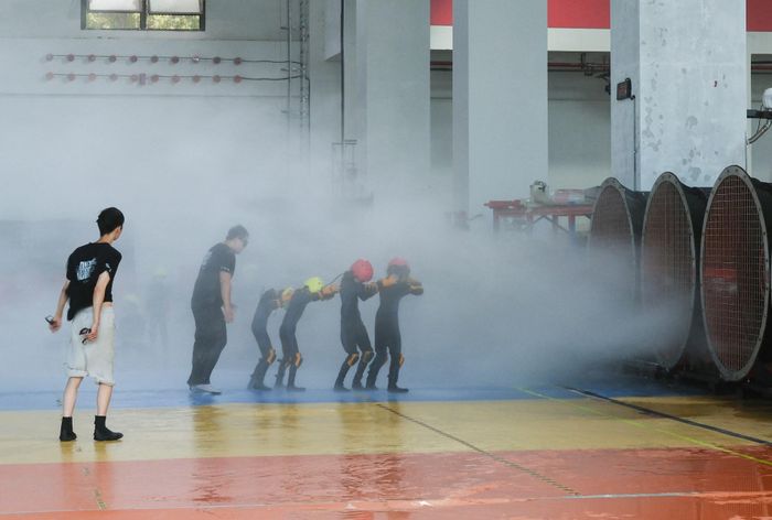  "Mọi người muốn cảm nhận 'cảm giác của một cơn bão thực sự và mưa xối xả'", giám đốc điều hành Wang Kuanghan cho biết. Ảnh: Reuters. 