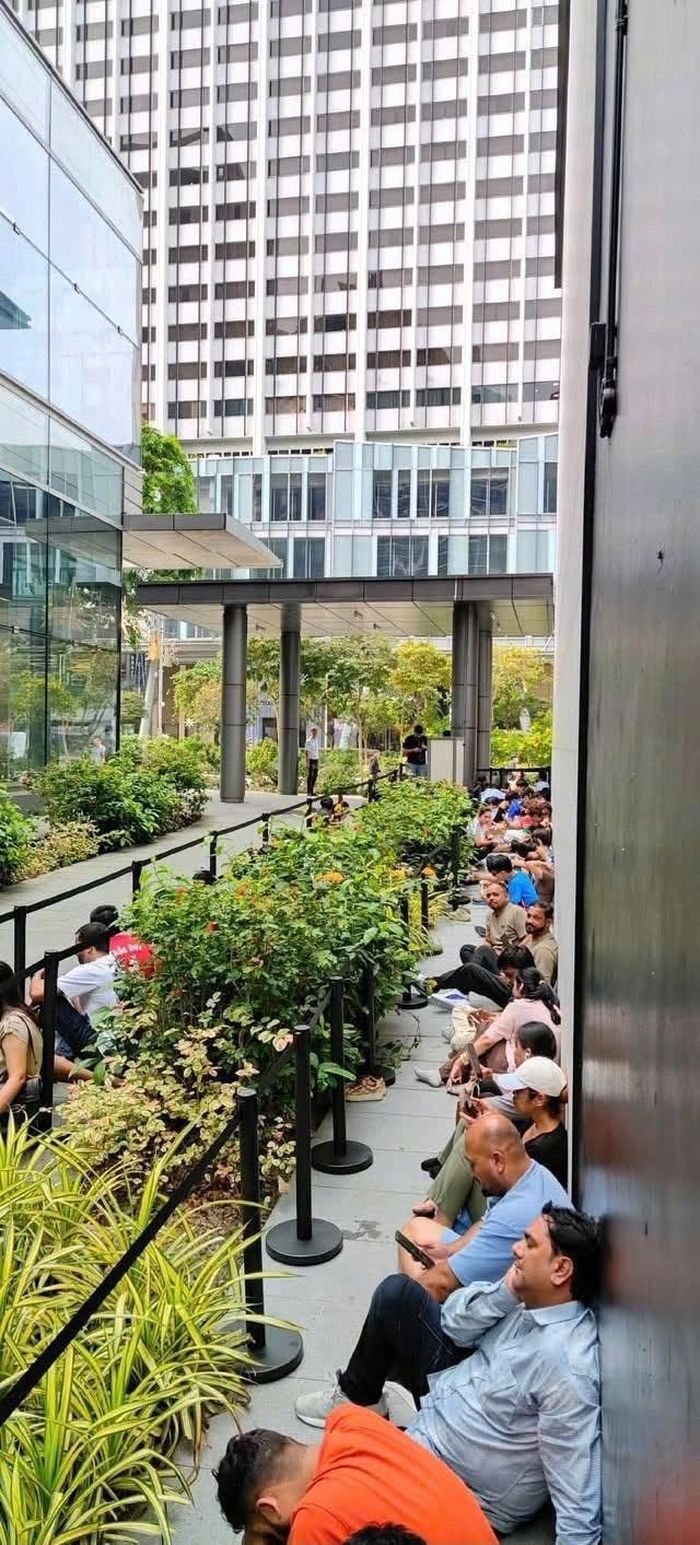  Hàng người chờ mua iPhone Duo trước Apple Store Singapore. Ảnh: Phước Bửu. 