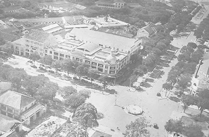  Giao lộ Nguyễn Huệ và Lê Lợi năm 1932-1933. 