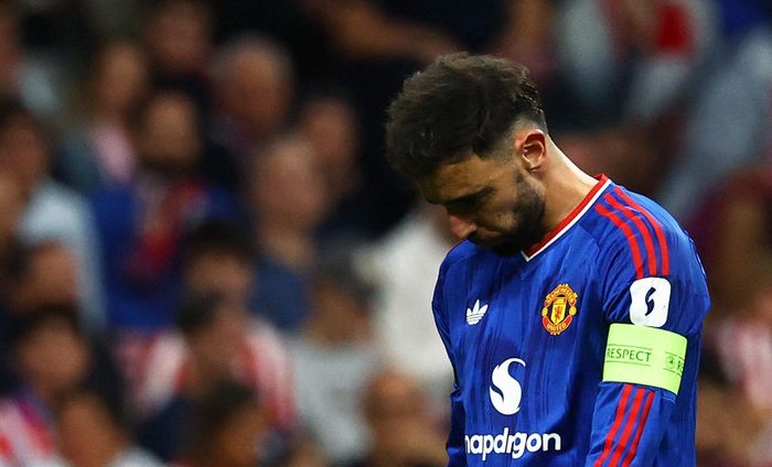 Bruno Fernandes bị Carrick thay ra ở phút 67 trong trận MU thua Como 1-4 tại Champions League.