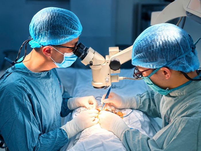 Ê-kíp phẫu thuật thắt tĩnh mạch thừng tinh cho bệnh nhân. Ảnh: BVCC.