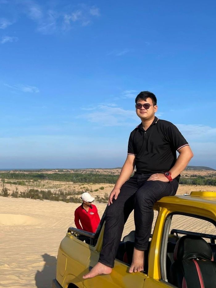 Tuấn Quang phải liên tục cập nhật công cụ khi AI tham gia ngày càng sâu vào công việc phân tích dữ liệu. Ảnh: NVCC.