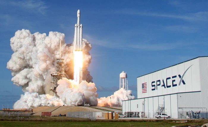  SpaceX sở hữu năng lực phóng tên lửa, mạng vệ tinh và nhiều hợp đồng với chính phủ Mỹ. Ảnh: Reuters. 
