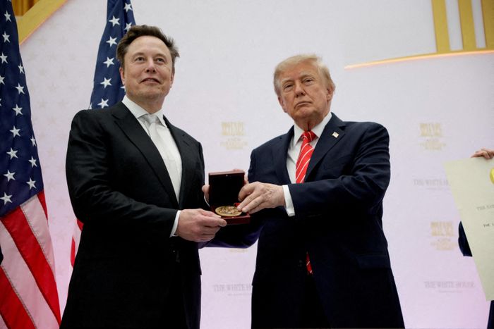  Elon Musk nhận Huân chương Khoa học Quốc gia từ ông Trump tại Washington vào ngày 8/10. Ảnh: Reuters. 