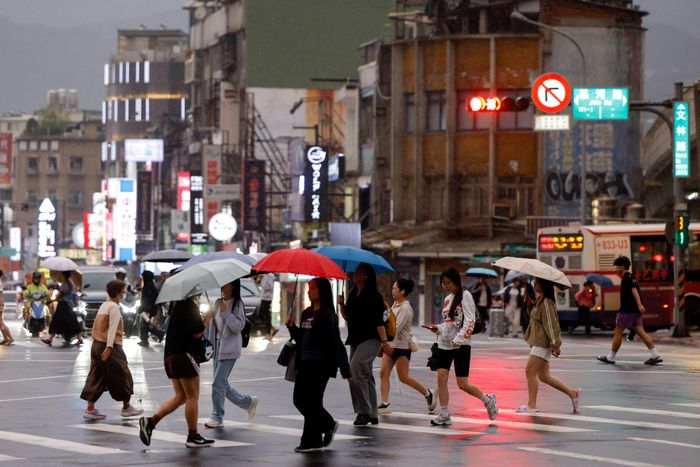  Người dân hối hả khi bão Champi tiến đến gần, tại Đài Bắc, Đài Loan (Trung Quốc) ngày 22/10. Ảnh: Reuters. 