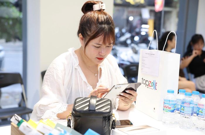 Người dùng Việt Nam nhận iPhone Duo. 