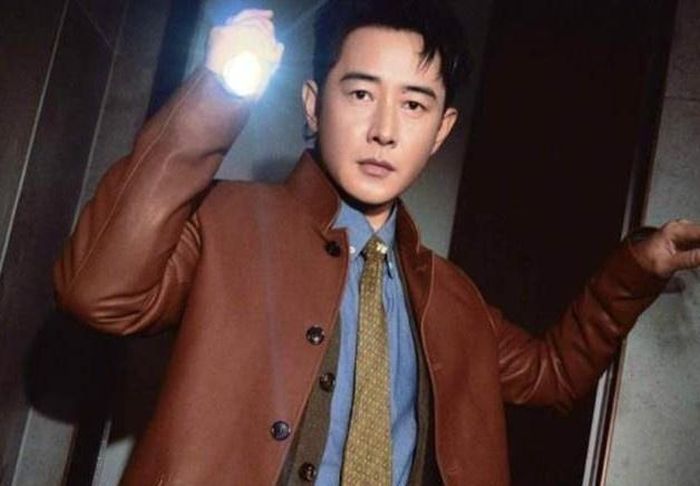 La Tấn lịch lãm ở sự kiện thời trang. Ảnh: Sina.