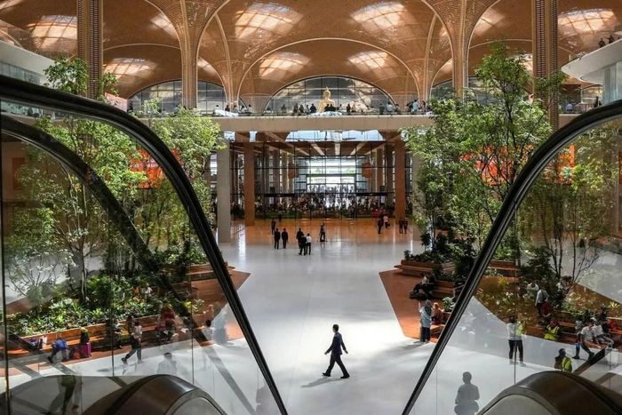 Du khách đi bộ bên trong sân bay quốc tế Techo tại tỉnh Kandal, Campuchia, ngày 9/9/2025. Ảnh: Reuters.