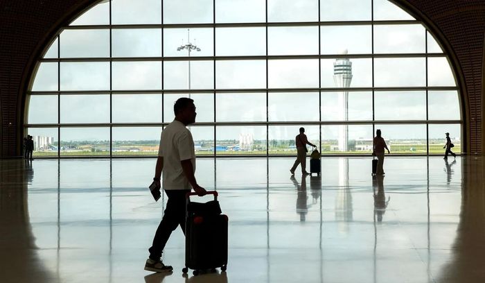 Hành khách đi bộ bên trong sân bay quốc tế Techo tại tỉnh Kandal, vùng ngoại ô thủ đô Phnom Penh, Campuchia, năm 2025. Ảnh: Reuters.